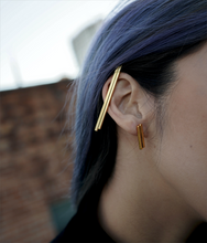 Load image into Gallery viewer, Gold Bar Ear Cuff