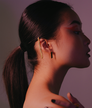 Load image into Gallery viewer, Gold Bar Ear Cuff
